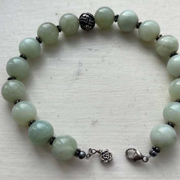 Vintage stone bracelet. Light green. Looks like jade but not certain. - Picture 9 of 12